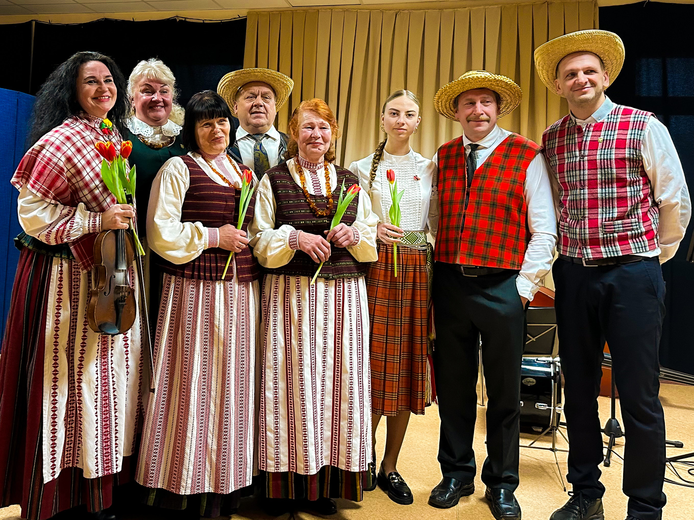 Skuodo rajono kultūros centro Lenkimų skyriaus liaudiškos muzikos kapela „Armonikieriai“